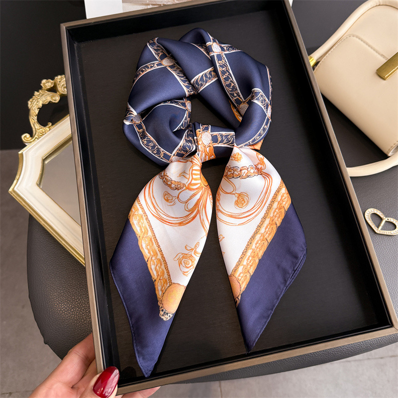 Blauwe klassieke kettingprint  - Silk Scarf Square recensie en prijs